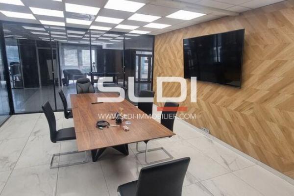 Locaux d'activités A LOUER - BRON - 849 m²