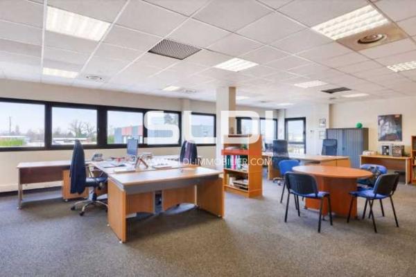 Locaux d'activités A LOUER - SAINT PRIEST - 1 075 m²
