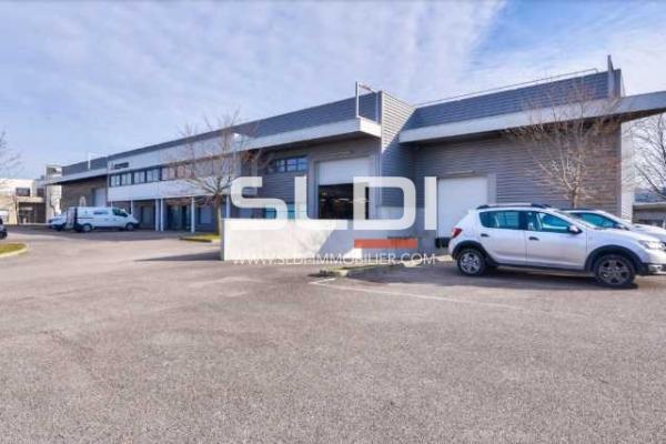 Locaux d'activités A LOUER - SAINT PRIEST - 1 075 m²