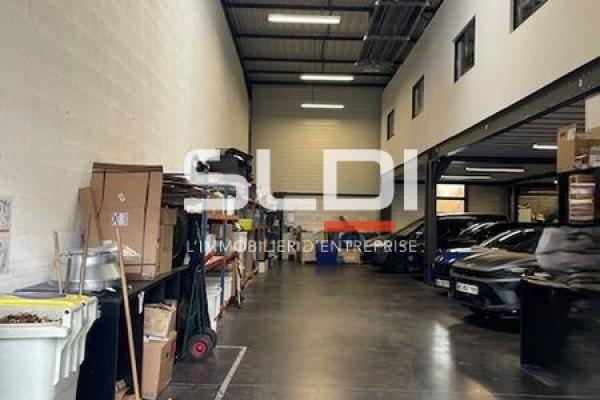 Locaux d'activités A VENDRE OU A LOUER - DECINES CHARPIEU - 534 m²