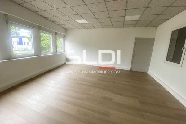 Locaux d'activités A LOUER - SAINT PRIEST - 370 m²