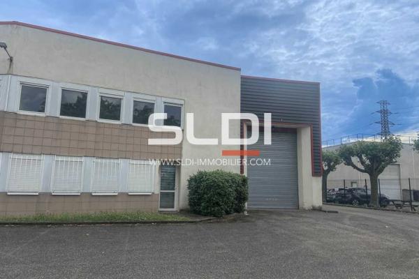 Locaux d'activités A LOUER - SAINT PRIEST - 370 m²