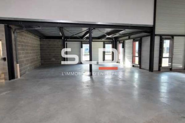 Locaux d'activités A LOUER - CHASSIEU - 630 m²