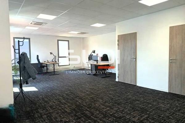 Locaux d'activités A LOUER - CHASSIEU - 630 m²