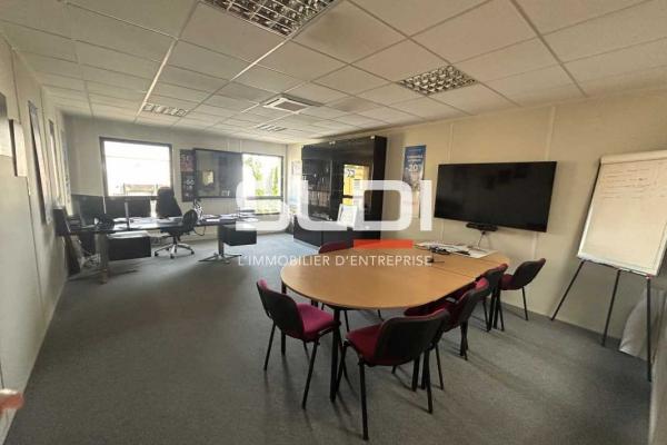 Locaux d'activités A LOUER - ARNAS - 1 440 m²