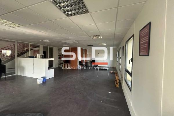 Locaux d'activités A LOUER - ARNAS - 1 440 m²