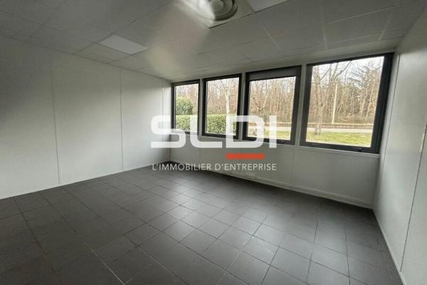 Locaux d'activités A LOUER - SAINT PRIEST - 1 760 m²