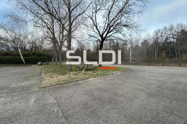 Locaux d'activités A LOUER - SAINT PRIEST - 1 760 m²