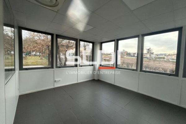 Locaux d'activités A LOUER - SAINT PRIEST - 1 760 m²