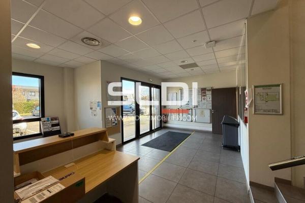 Locaux d'activités A LOUER - SAINT PRIEST - 598 m²