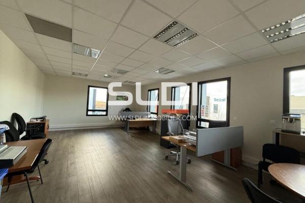 Locaux d'activités A LOUER - SAINT PRIEST - 598 m²