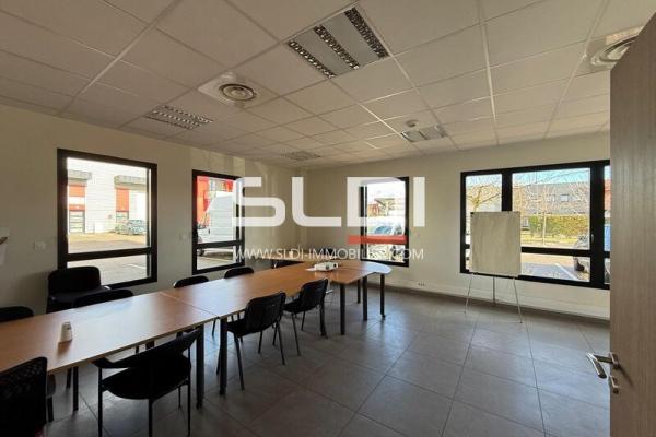 Locaux d'activités A LOUER - SAINT PRIEST - 598 m²