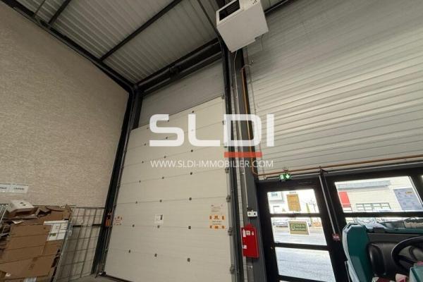 Locaux d'activités A LOUER - SAINT PRIEST - 598 m²