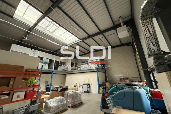 Locaux d'activités A LOUER - SAINT PRIEST - 598 m²