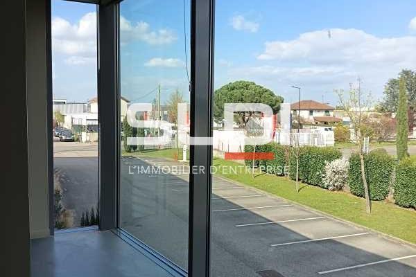 Activités A VENDRE - DECINES CHARPIEU - 2 100 m²