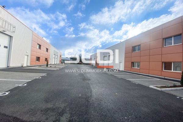 Locaux d'activités A LOUER - CHASSIEU - 2 106 m²