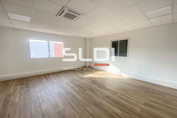 Locaux d'activités A LOUER - CHASSIEU - 2 106 m²