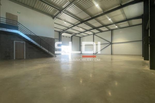 Locaux d'activités A LOUER - CHASSIEU - 2 106 m²