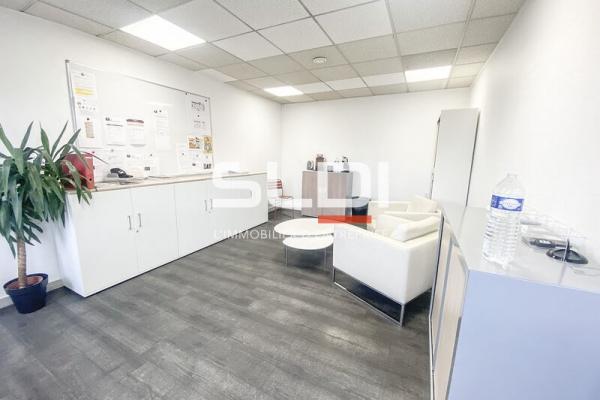 Locaux d'activités A LOUER - GENAS - 2 208 m²