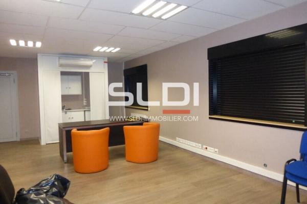 Locaux d'activités A LOUER - VAULX EN VELIN - 2 749 m²
