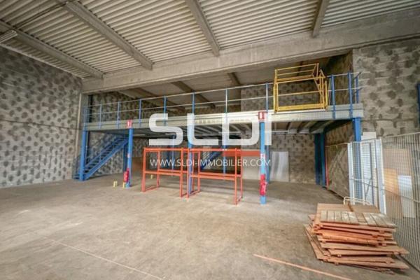 Locaux d'activités A VENDRE OU A LOUER - GENAS - 990 m²