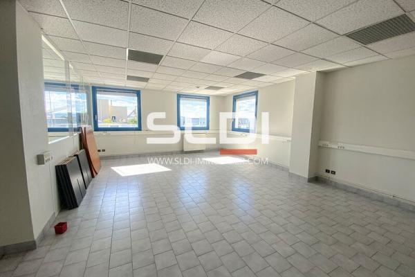 Locaux d'activités A LOUER - CHASSIEU - 1 112 m²