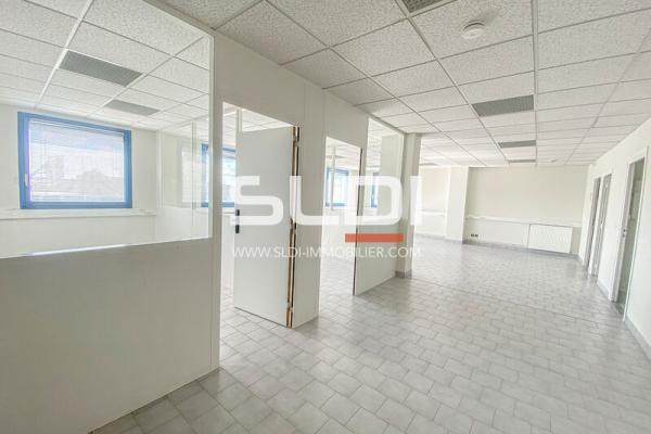 Locaux d'activités A LOUER - CHASSIEU - 1 112 m²