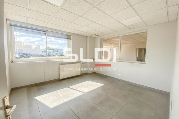 Locaux d'activités A LOUER - CHASSIEU - 1 112 m²