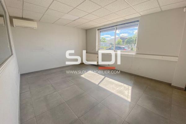 Locaux d'activités A LOUER - CHASSIEU - 1 112 m²