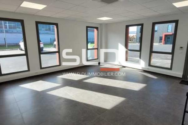 Locaux d'activités A LOUER - CHASSIEU - 630 m²