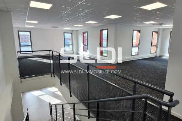 Locaux d'activités A LOUER - CHASSIEU - 630 m²