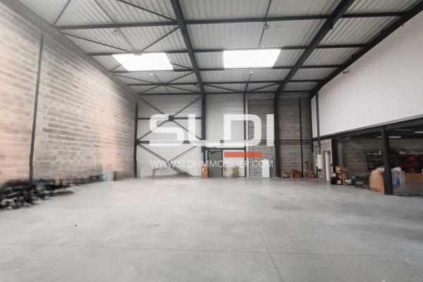 Locaux d'activités A LOUER - CHASSIEU - 630 m²