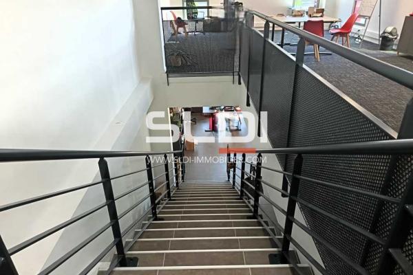 Locaux d'activités A LOUER - CHASSIEU - 630 m²