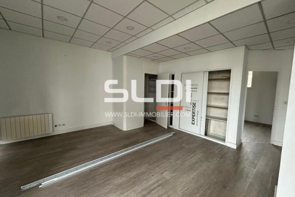 Commerces A VENDRE OU A LOUER - NEUVILLE SUR SAONE - 66 m²