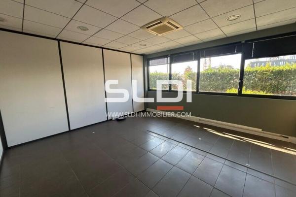 Locaux d'activités A LOUER - DARDILLY - 1 854 m²