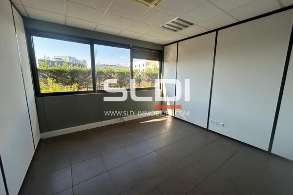 Locaux d'activités A LOUER - DARDILLY - 1 854 m²