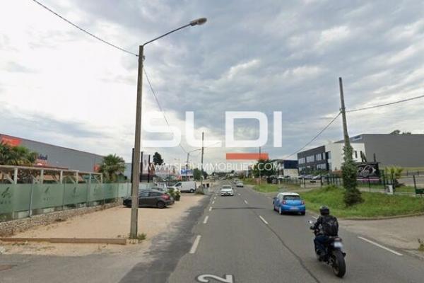 Commerces A LOUER - SAINT GENIS LAVAL - 750 m²