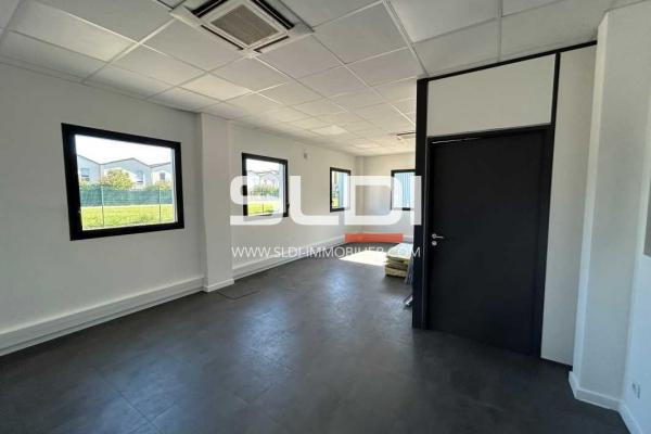 Locaux d'activités A LOUER - SAINT PRIEST - 340 m²