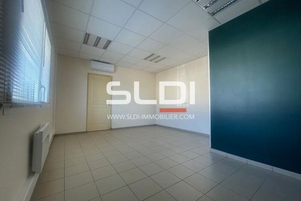 Locaux d'activités A LOUER - CHASSIEU - 177 m²