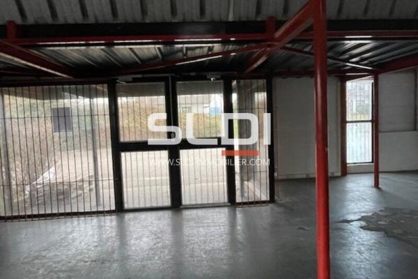 Locaux d'activités A LOUER - RILLIEUX LA PAPE - 3 200 m²