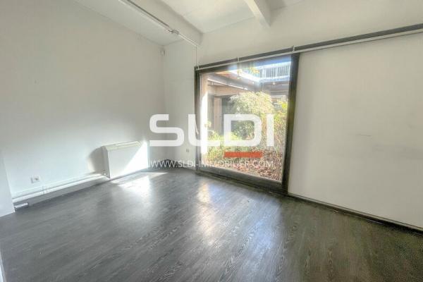 Locaux d'activités A VENDRE OU A LOUER - RILLIEUX LA PAPE - 3 200 m²