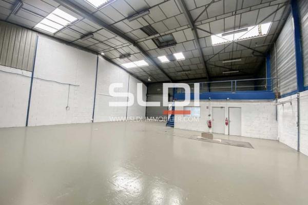 Locaux d'activités A LOUER - CHASSIEU - 380 m²