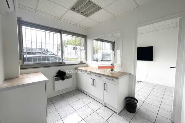 Locaux d'activités A LOUER - CHASSIEU - 380 m²