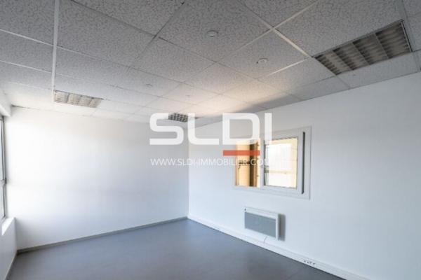 Locaux d'activités A LOUER - RILLIEUX LA PAPE - 135 m²