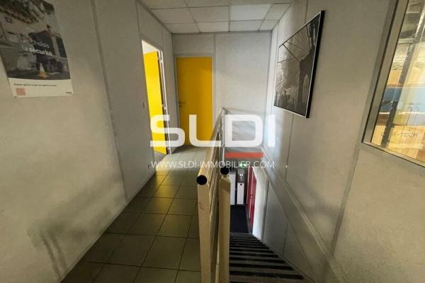 Locaux d'activités A LOUER - CHASSIEU - 333 m²