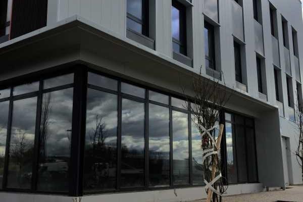 Locaux d'activités A LOUER - MONTLUEL - 402 m²