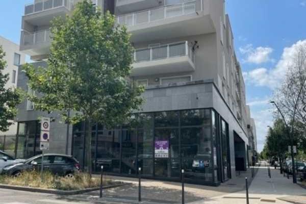 Commerces A VENDRE OU A LOUER - SATHONAY CAMP - 685 m²