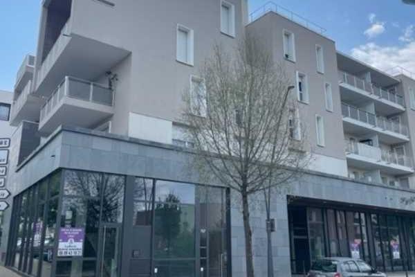 Commerces A VENDRE OU A LOUER - SATHONAY CAMP - 685 m²
