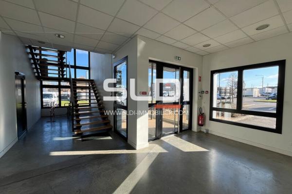 Locaux d'activités A LOUER - VAULX EN VELIN - 2 909 m²