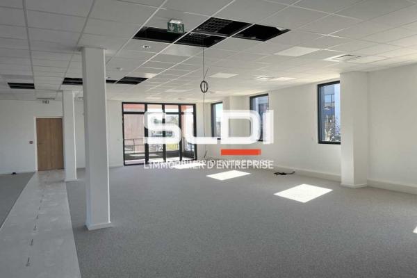 Bureaux A LOUER - VENISSIEUX - 7 006 m²